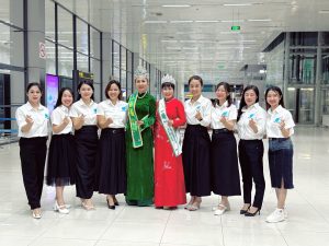 HAI “BÔNG HẬU” VƯƠNG THỊ HƯƠNG CÙNG NGUYỄN THỊ NINH HẢI TRỞ VỀ QUÊ NHÀ THỦ ĐÔ HÀ NỘI