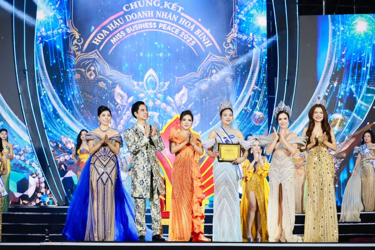 Cô giáo vùng cao đăng quang Á hậu 1 Hoa hậu Doanh nhân Hòa bình 2025
