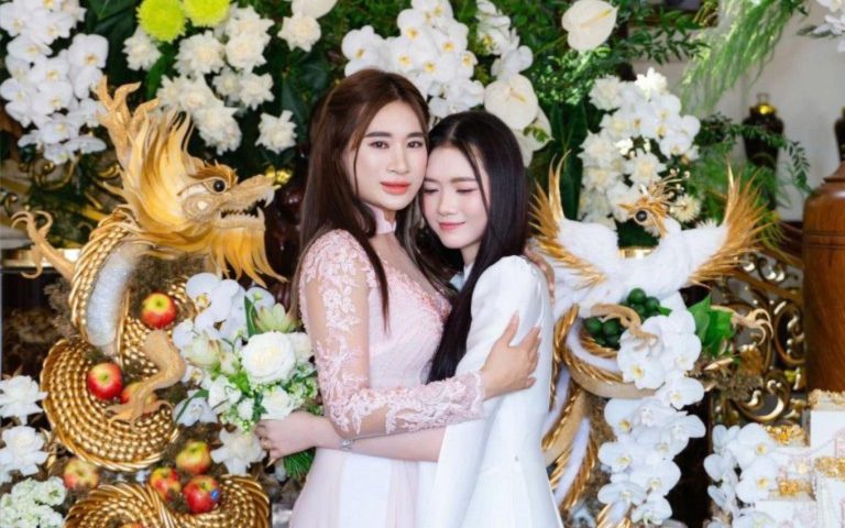 Hoa hậu Lan Trinh bật khóc trong lễ đính hôn trang trọng của con gái và chàng rể điềm đạm
