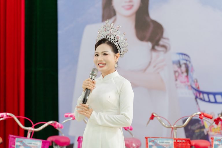 Hoa hậu Đoàn Thị Minh Toán trao 34 xe đạp cho học sinh khó khăn tại trường THCS Ninh Mỹ