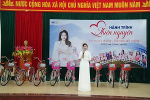 Hoa hậu Đoàn Thị Minh Toán trao 34 xe đạp cho học sinh khó khăn tại trường THCS Ninh Mỹ