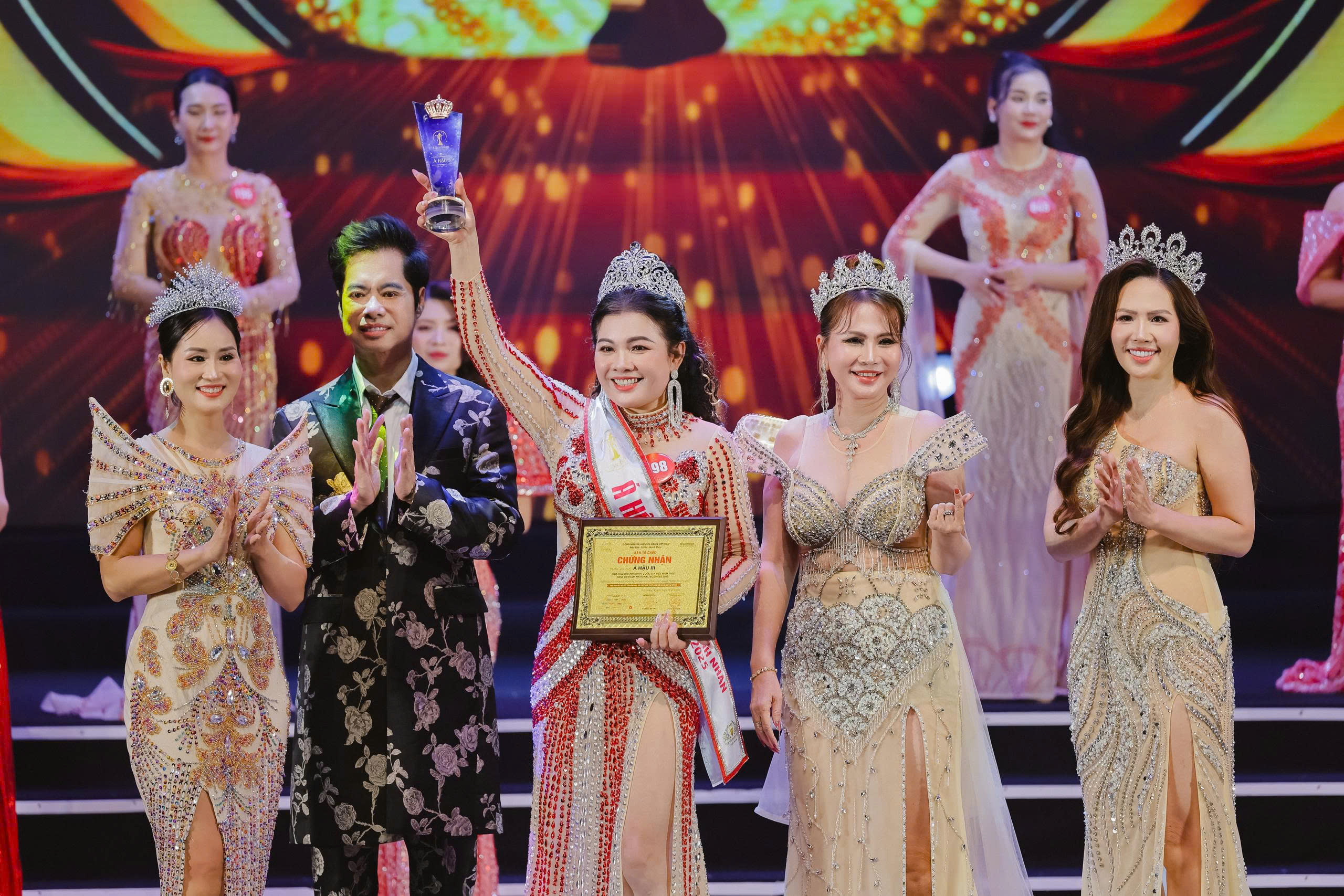 Tân Á hậu 3 – Miss Asian 2025 là chủ thương hiệu đồng hồ cao cấp Thiên Đức