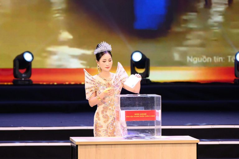 Á hậu Ngọc Quyên đẹp tựa nữ thần trong đêm chung kết Hoa hậu Doanh nhân Châu Á 2025