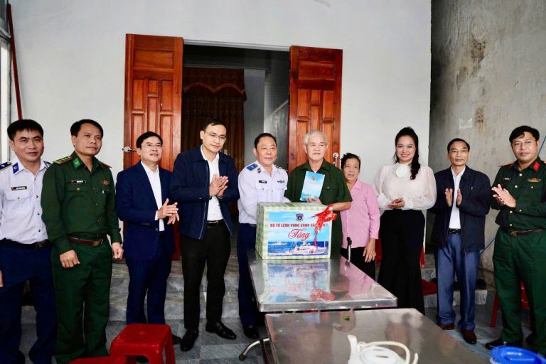 Hoa hậu Nhân ái Ngô Thị Hoàng Ngân đồng hành cùng Cảnh sát biển vun đắp chủ quyền và khối đại đoàn kết dân – quân