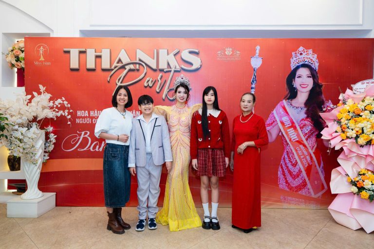 Hoa hậu Ban Thị Thu hạnh phúc trong tiệc tri ân “Ngày Hoa hậu trở về” với những người thân yêu