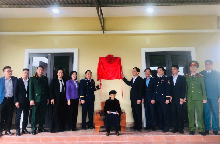 Mái ấm khang trang, thắm tình quân dân trao tặng Mẹ Việt Nam Anh hùng tại phường Uông Bí