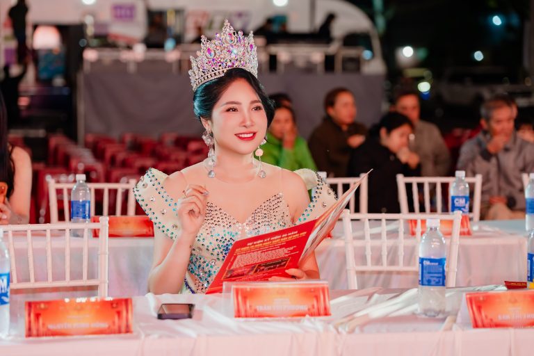 Hoa hậu Nhân ái Trần Thị Phương lần đầu làm giám khảo sau đăng quang, nhan sắc “hoa ghen nguyệt thẹn” tại phố núi Pleiku