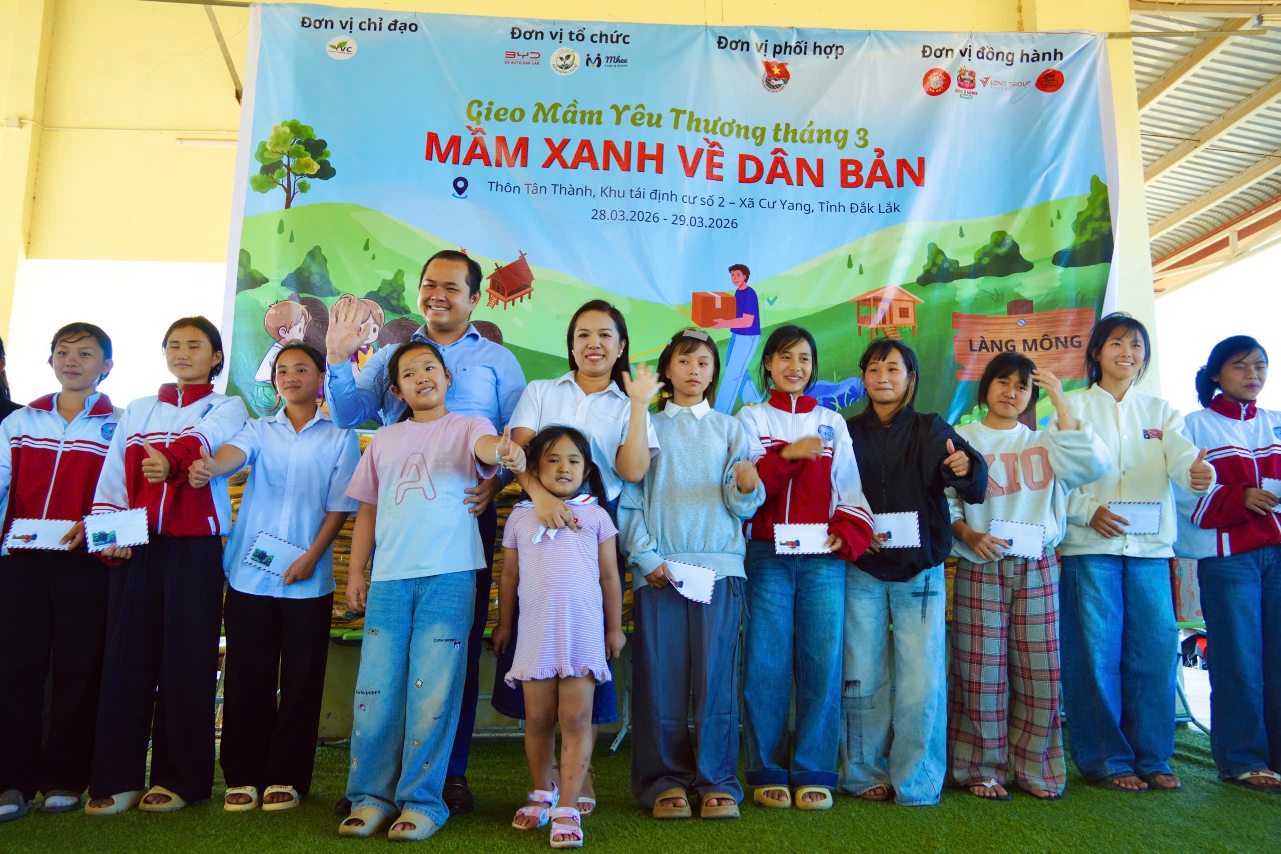 Á hậu Kelly Trần cùng BYD Đắk Lắk trao 200 phần quà cho trẻ em đồng bào xã Cư Yang trong Tháng Thanh niên