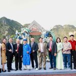 Hoa hậu Nhân ái Ngô Thị Hoàng Ngân đồng hành cùng dấu mốc kỷ lục trên Vịnh Lan Hạ