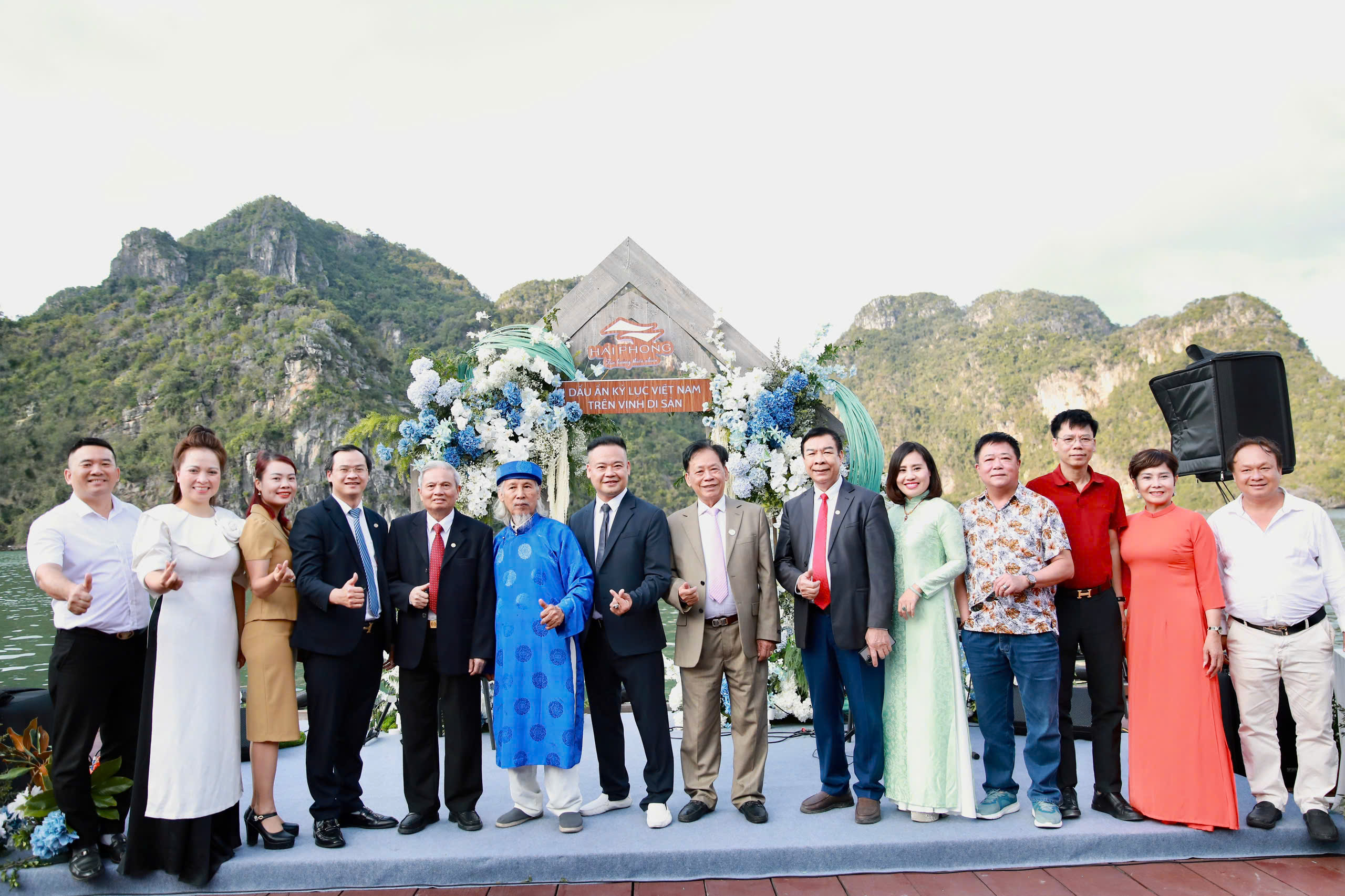 Hoa hậu Nhân ái Ngô Thị Hoàng Ngân đồng hành cùng dấu mốc kỷ lục trên Vịnh Lan Hạ