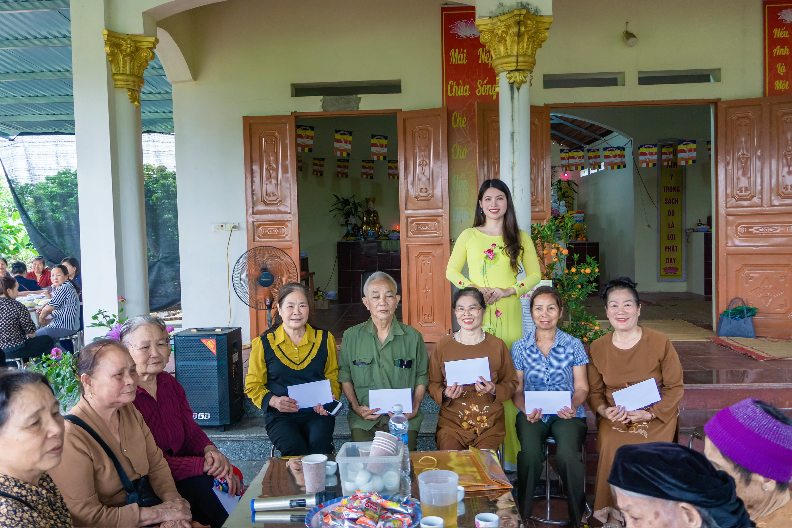 Hoa hậu Ban Thị Thu phát tâm công đức, trao quà đầu năm tại chùa Đồng Mạ