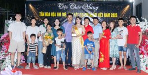 Đại gia đình nội ngoại tổ chức tiệc chúc mừng ấm cúng dành cho tân Hoa hậu Trí tuệ Đỗ Thị Nhị