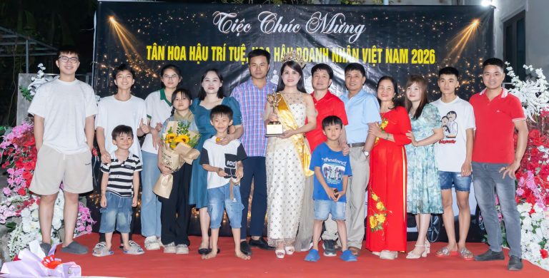 Đại gia đình nội ngoại tổ chức tiệc chúc mừng ấm cúng dành cho tân Hoa hậu Trí tuệ Đỗ Thị Nhị