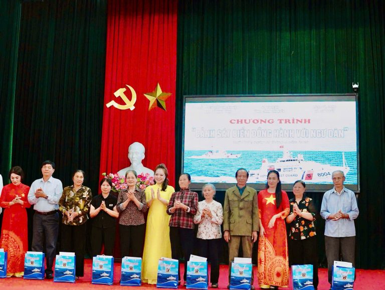 Hoa hậu Nhân ái Ngô Thị Hoàng Ngân đồng hành chương trình hướng về ngư dân Ninh Bình