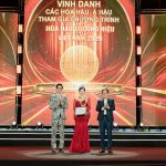 Hoa hậu Đại sứ Chu Thị Hồng Hoa vinh dự nhận bằng vinh danh từ Danh ca Ngọc Sơn và NSND Vương Duy Biên