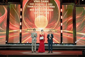 Hoa hậu Đại sứ Chu Thị Hồng Hoa vinh dự nhận bằng vinh danh từ Danh ca Ngọc Sơn và NSND Vương Duy Biên