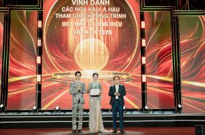 Á hậu Vũ Khánh Hòa đón nhận Bằng vinh danh tại đêm Chung kết Hoa hậu Thương hiệu Việt Nam 2026