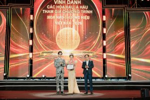 Á hậu Phạm Thị Trang được vinh danh trong vai trò Ủy viên Hội đồng Thẩm định tại Chung kết Hoa hậu Thương hiệu Việt Nam 2026