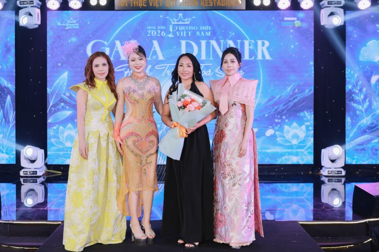 Doanh nhân Nguyễn Thị Tiết Hạnh đấu giá thành công trang phục Vedette Công sở tại Gala “Hành trình tỏa sáng”
