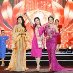 Được ví như YoonA – “quốc bảo nhan sắc” Hàn Quốc, nữ doanh nhân Nguyễn Thị Thu Ly Hương gây ấn tượng tại Hoa hậu Thương hiệu Việt Nam 2026