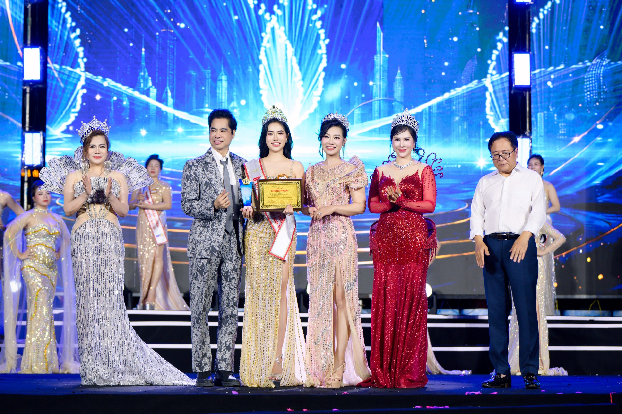 Nữ Kiến trúc sư GenZ quê Đắk Lắk đăng quang Á hậu 3 – Hoa hậu Thương hiệu Việt Nam 2026