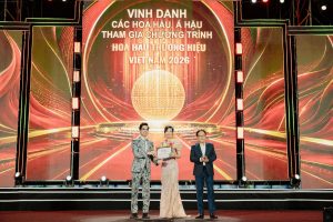 Á hậu Vũ Thị Mùi vinh dự nhận bằng vinh danh từ Danh ca Ngọc Sơn và NSND Vương Duy Biên tại Hoa hậu Thương hiệu Việt Nam 2026