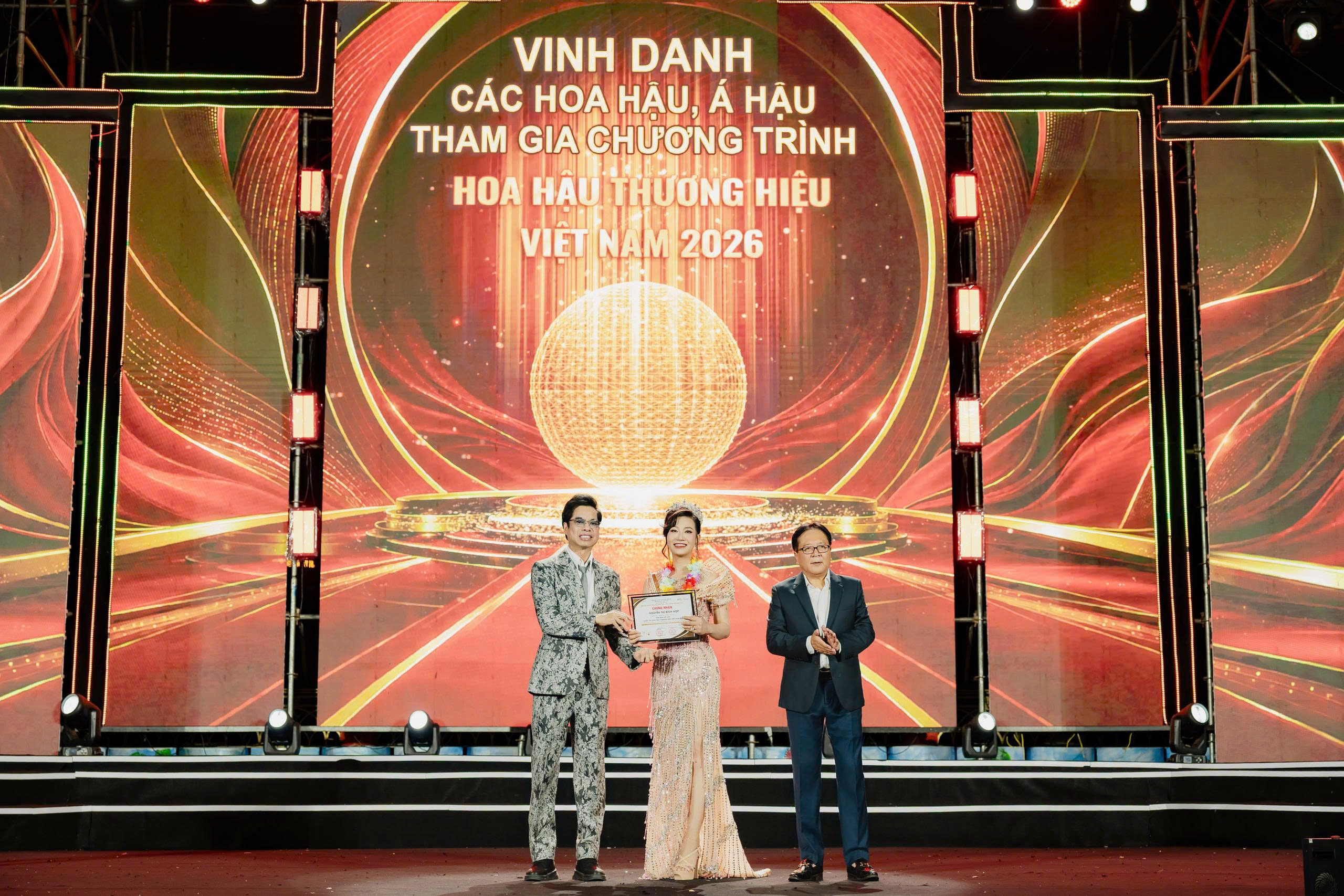 Á hậu Vũ Thị Mùi vinh dự nhận bằng vinh danh từ Danh ca Ngọc Sơn và NSND Vương Duy Biên tại Hoa hậu Thương hiệu Việt Nam 2026