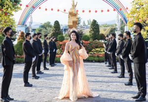 Chiếc eo “vạn người mê” của Á hậu Đặng Thị Tân gây sốt đêm Chung kết Hoa hậu Thương hiệu Việt Nam 2026