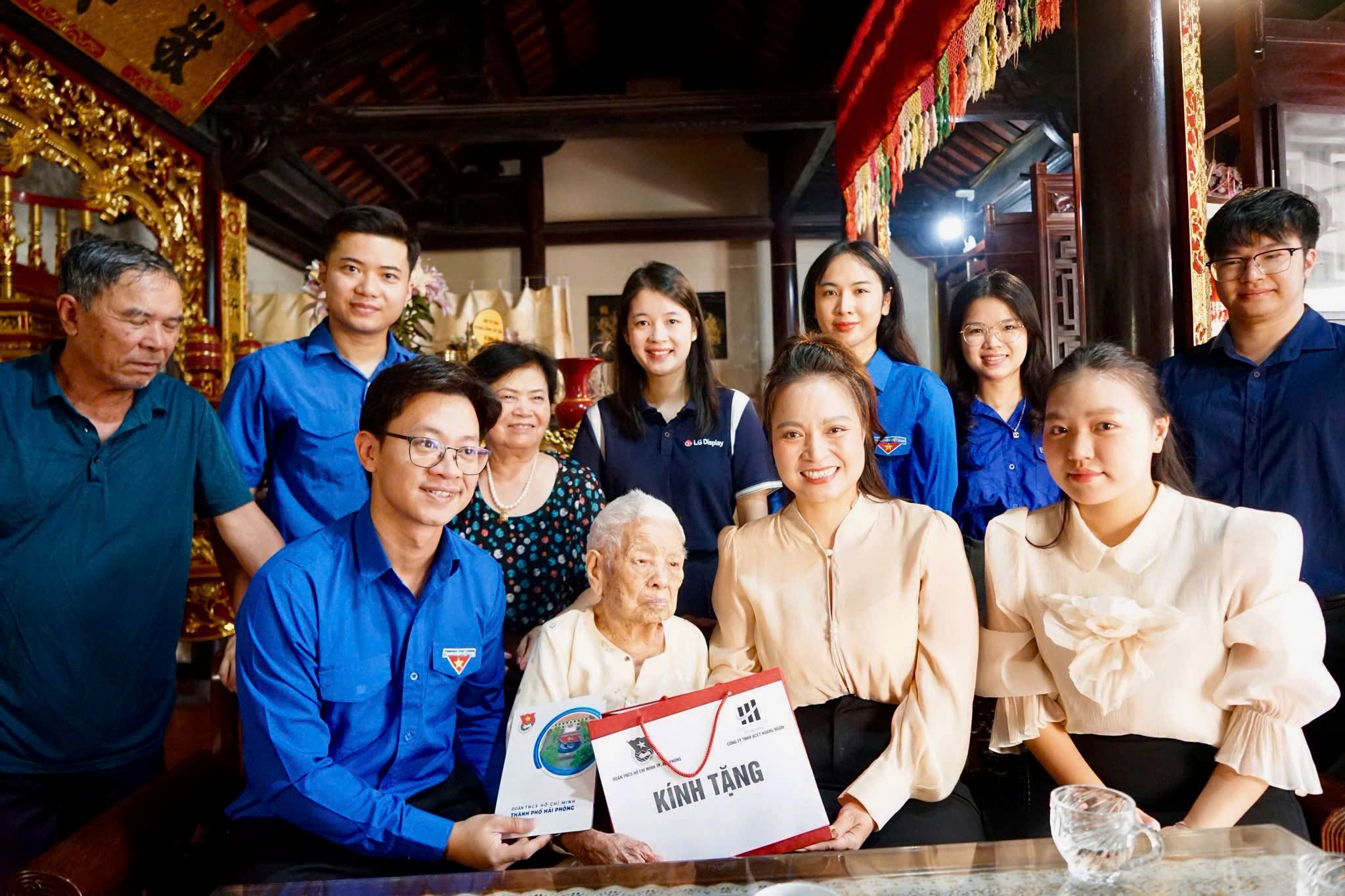 Hoa hậu Nhân ái Ngô Thị Hoàng Ngân tri ân các Bà mẹ Việt Nam Anh hùng nhân Ngày Thương binh – Liệt sĩ