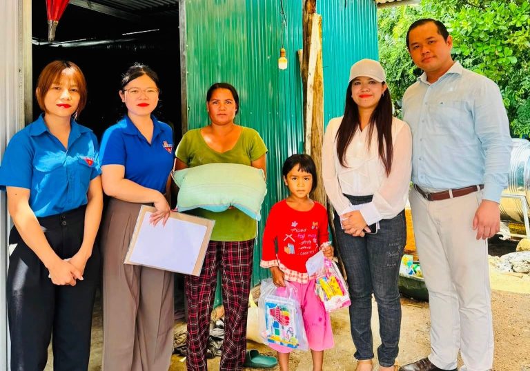 Mang mùa tựu trường ấm áp đến với trẻ em khó khăn cùng Á hậu Kelly Tran