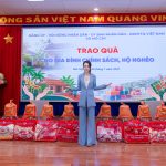 Doanh nhân Nguyễn Phương Anh được UBND xã Mỏ Cày trao Giấy khen vì những đóng góp tích cực cho cộng đồng