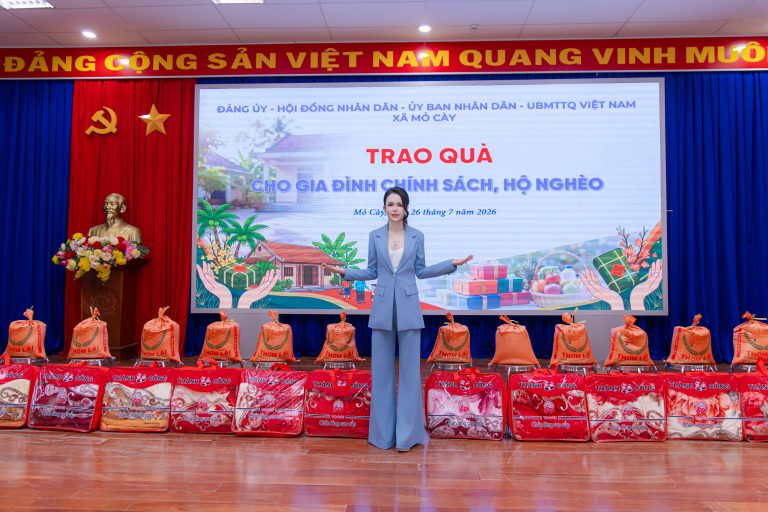 Doanh nhân Nguyễn Phương Anh được UBND xã Mỏ Cày trao Giấy khen vì những đóng góp tích cực cho cộng đồng