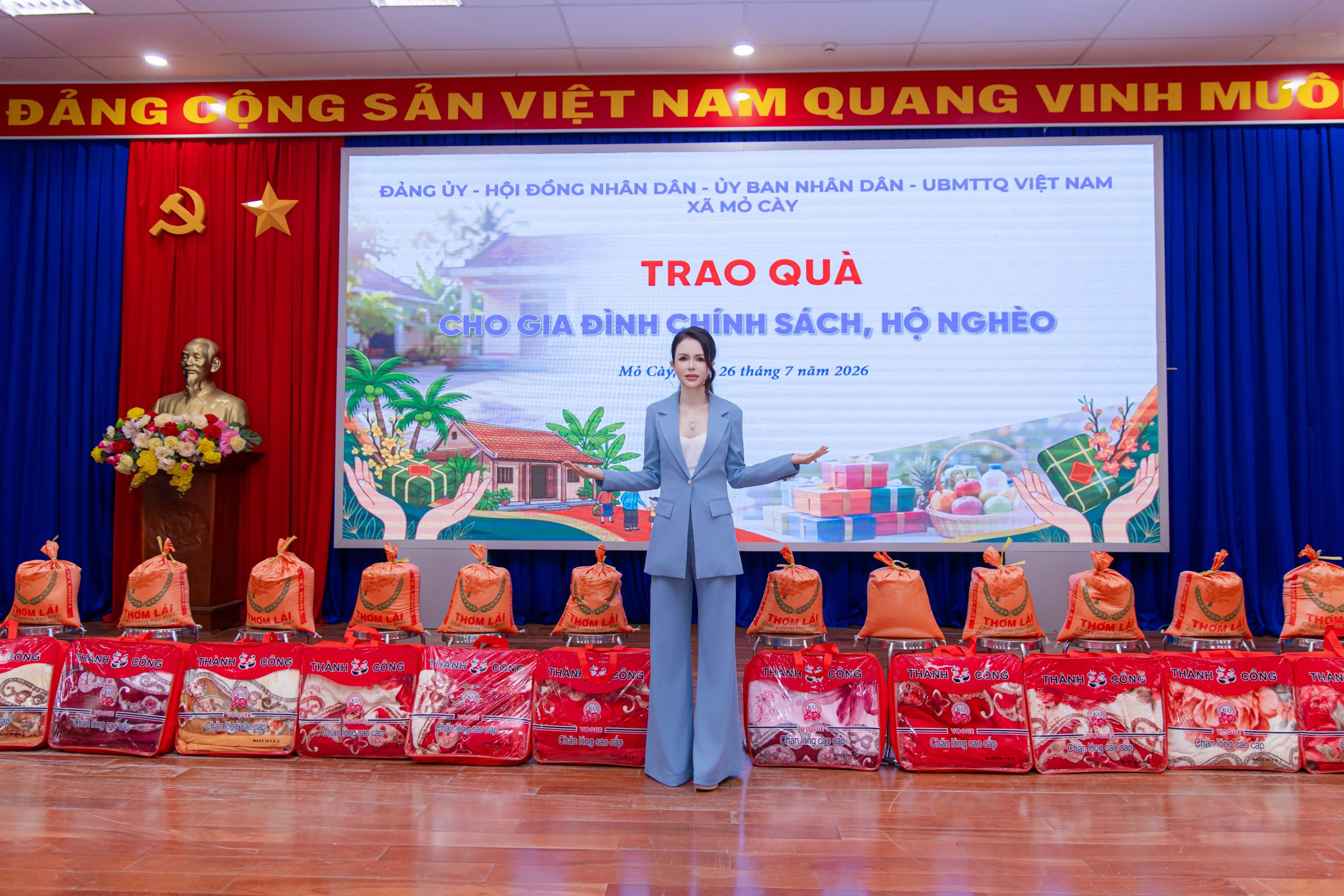 Doanh nhân Nguyễn Phương Anh được UBND xã Mỏ Cày trao Giấy khen vì những đóng góp tích cực cho cộng đồng