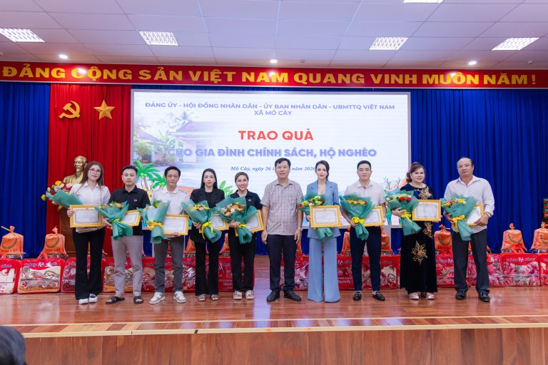Doanh nhân Nguyễn Phương Anh được UBND xã Mỏ Cày trao Giấy khen vì những đóng góp tích cực cho cộng đồng