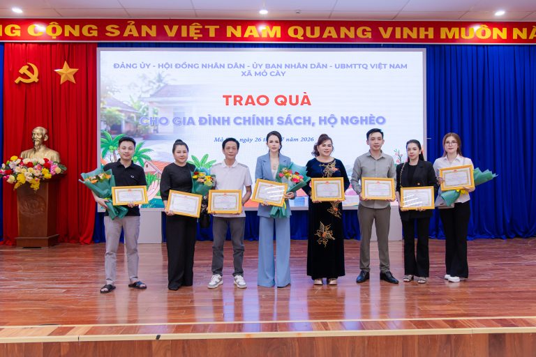 Doanh nhân Nguyễn Phương Anh được UBND xã Mỏ Cày trao Giấy khen vì những đóng góp tích cực cho cộng đồng