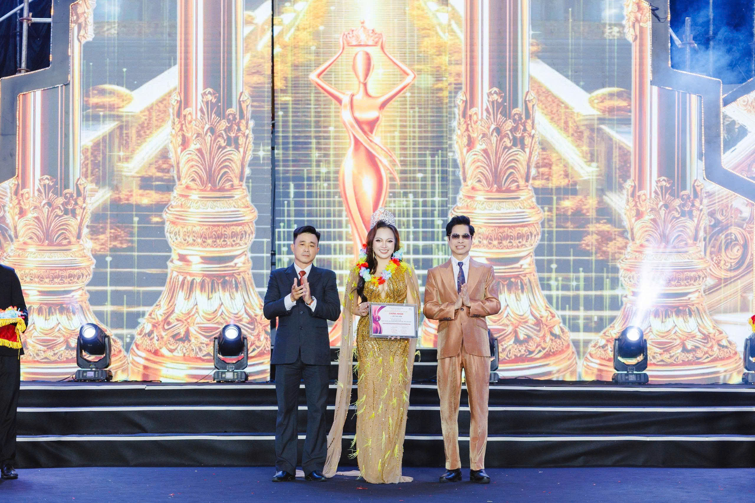 Hoa hậu Nhân ái Ngô Thị Hoàng Ngân được vinh danh sau một nhiệm kỳ nhiều dấu ấn