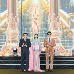 Hoa hậu Hoàng Vân đẹp kiêu sa trong sắc hồng, được vinh danh tại Chung kết Hoa hậu Doanh nhân Hương sắc Việt Nam 2026