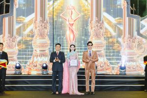 Hoa hậu Hoàng Vân đẹp kiêu sa trong sắc hồng, được vinh danh tại Chung kết Hoa hậu Doanh nhân Hương sắc Việt Nam 2026