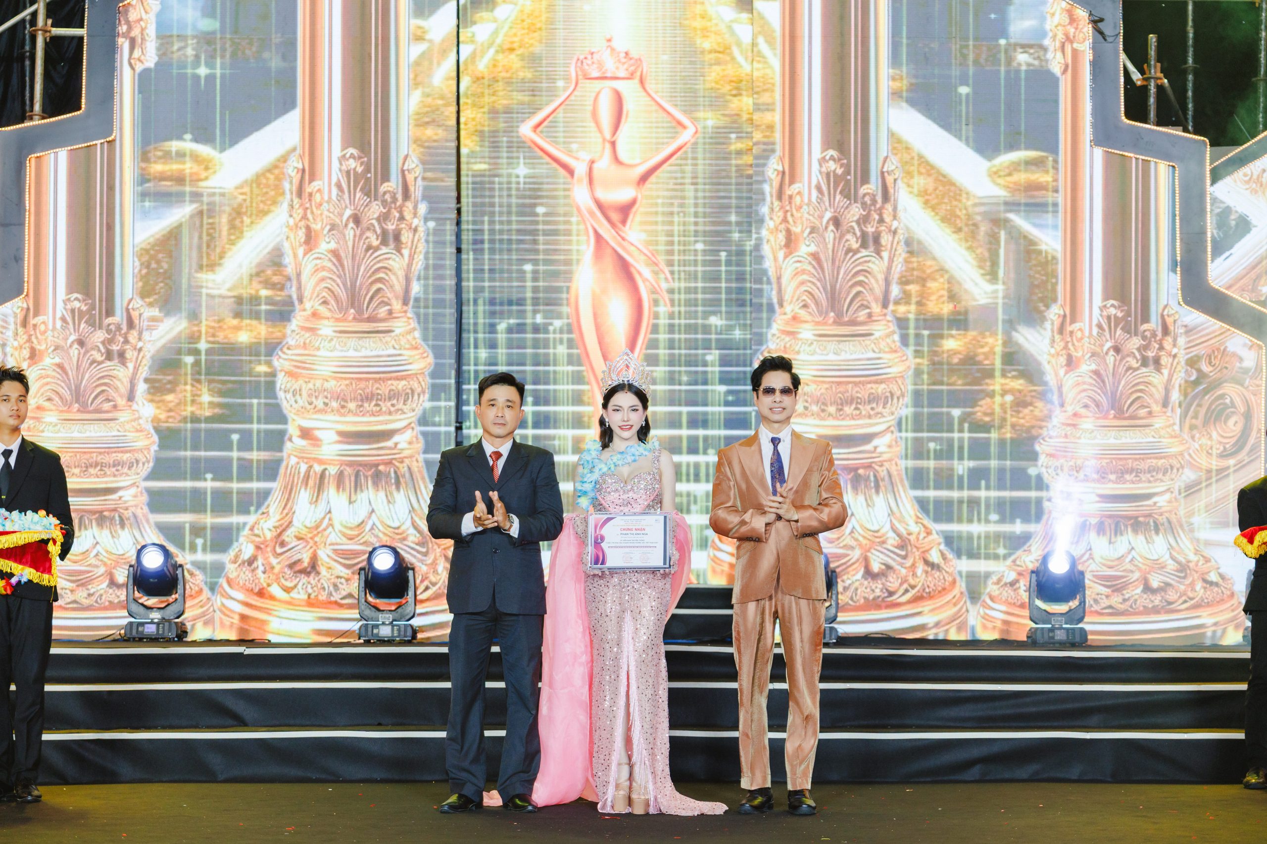 Hoa hậu Hoàng Vân đẹp kiêu sa trong sắc hồng, được vinh danh tại Chung kết Hoa hậu Doanh nhân Hương sắc Việt Nam 2026