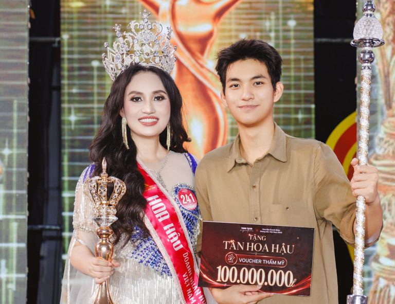 Con trai đồng hành đến phút đăng quang, tân Hoa hậu Đinh Thị Thường xúc động nhắn nhủ các con