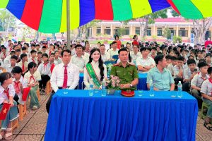 Hoa hậu Trí tuệ Nguyễn Ngọc Linh Chi trở về mái trường xưa trong ngày khai giảng năm học mới
