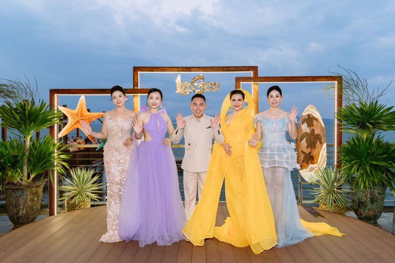 Dàn nữ doanh nhân Miss Asian 2026 trình diễn “Cầu vồng đa sắc”, cầu vồng thật bất ngờ xuất hiện