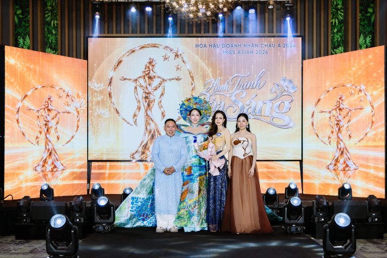 Doanh nhân Hoàng Phương Anh “chốt đơn” First face áo dài “Quy Nhơn – Đất võ trời văn” của NTK Tony Phạm